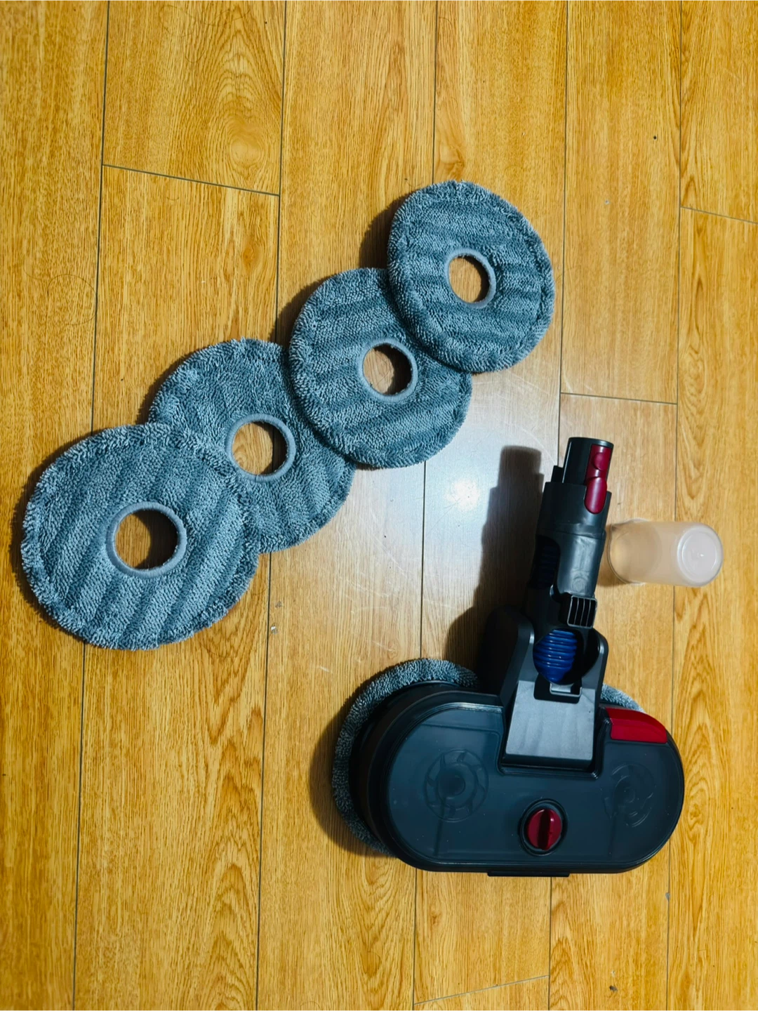 Vacuum Cleaner Mopping Attachment with 4 Mops