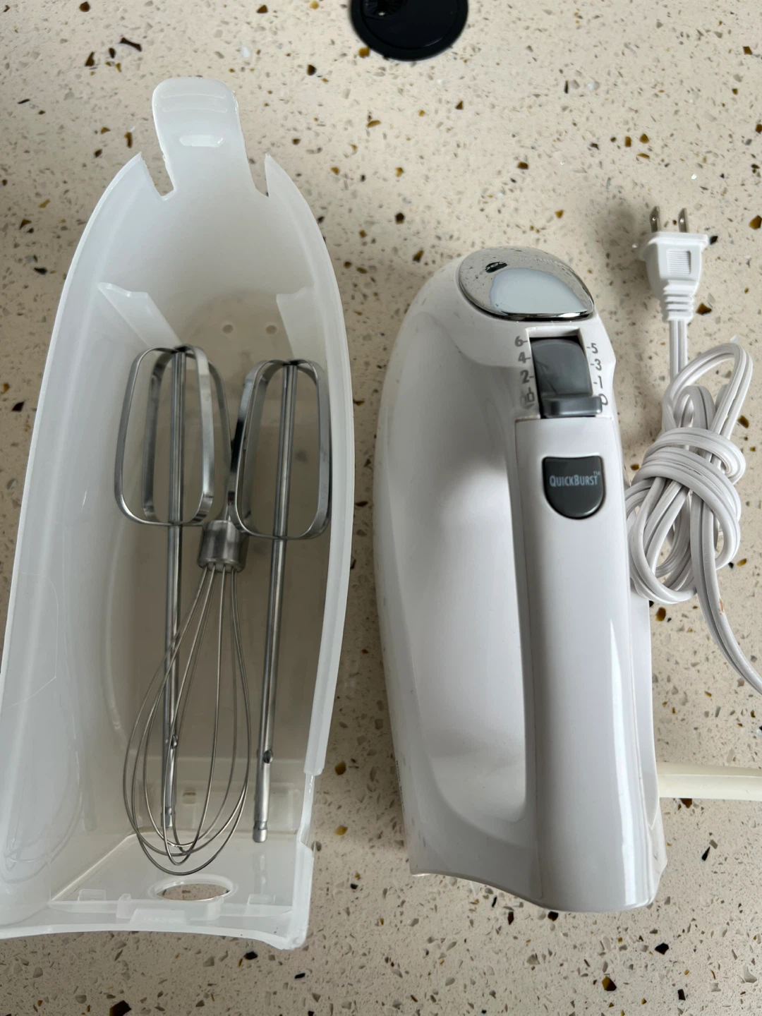 Hamilton Hand Mixer w/Storage Case - Spring Cleaning Sale ✈️