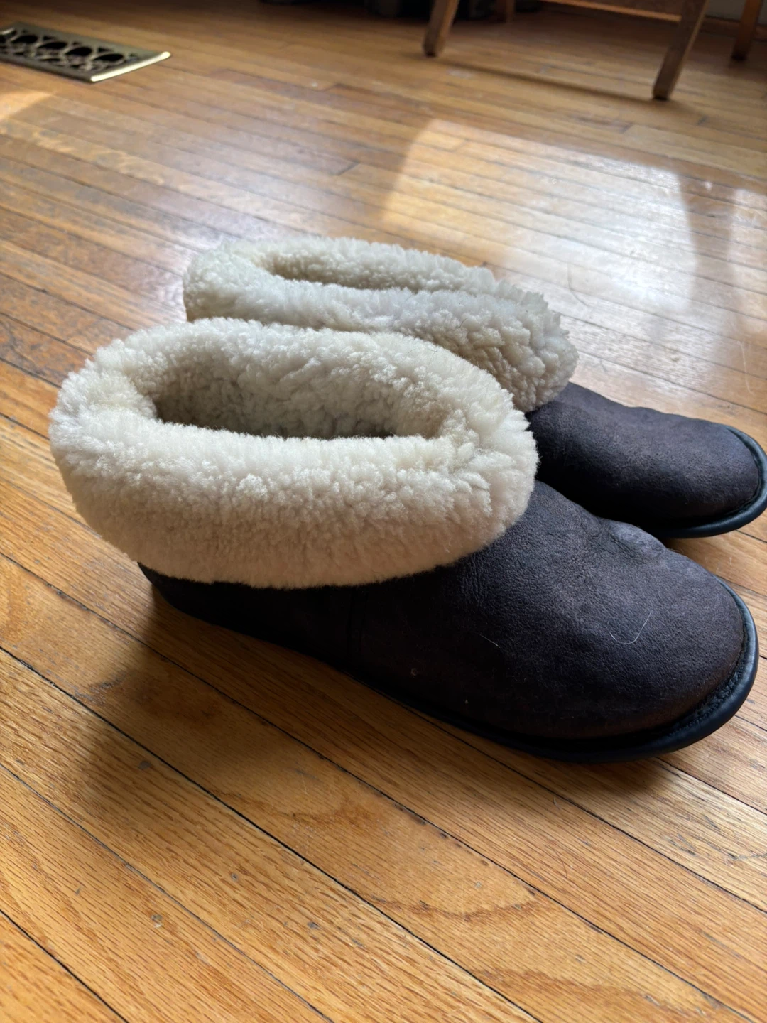Lanark Ontario genuine men’s sheepskin Slippers