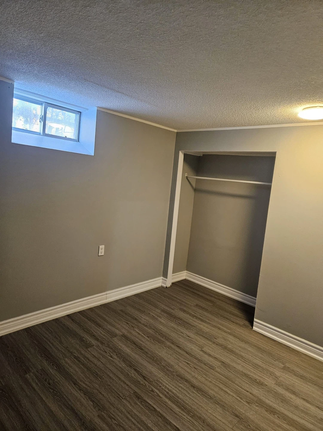Newly renovated 2 bedrooms basement apartment for rent - photo 2