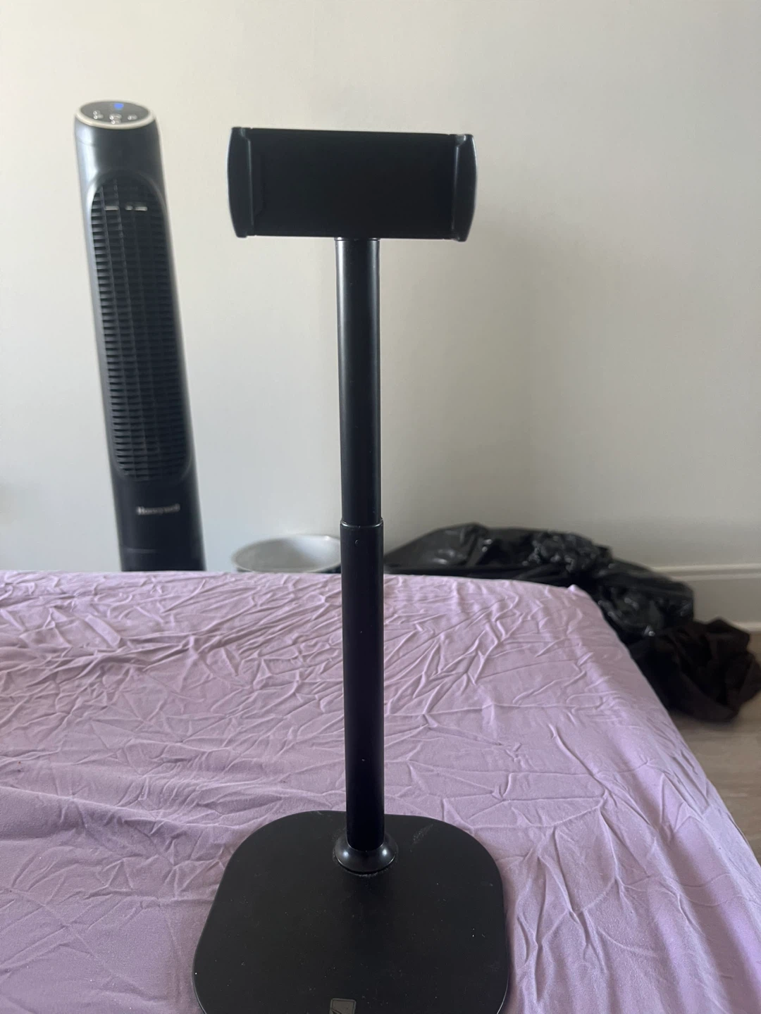 Black Phone Stand