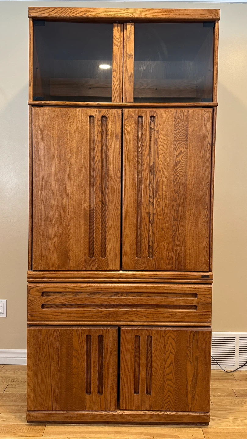 Beautiful Palliser Oak Display / Storage Cabinet (CAN DELIVER)
