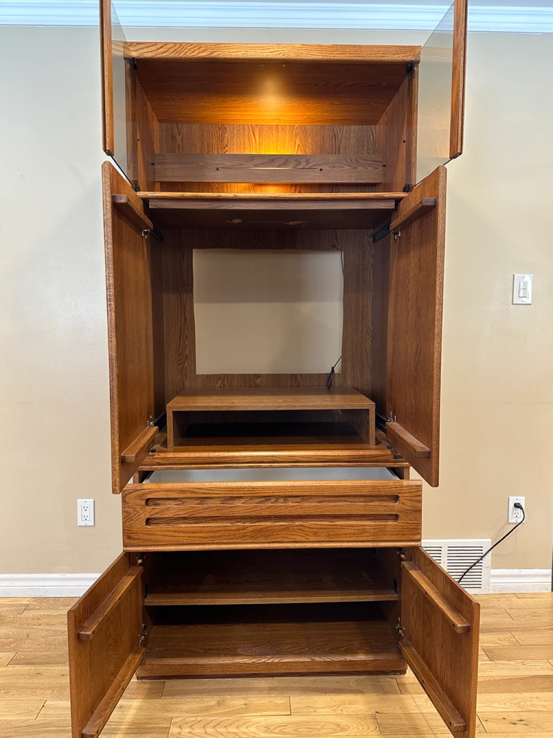 Beautiful Palliser Oak Display / Storage Cabinet (CAN DELIVER) - photo 2