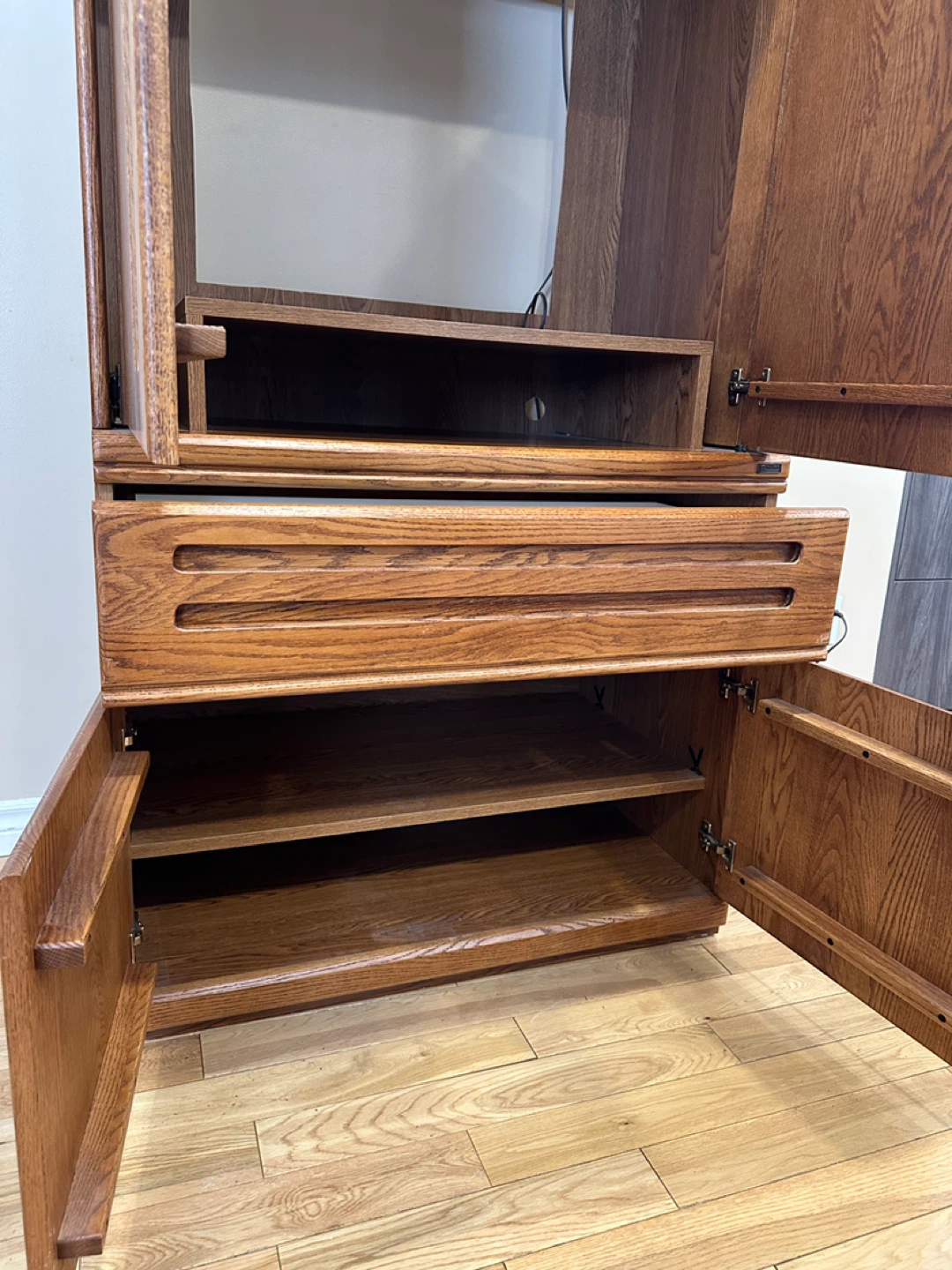 Beautiful Palliser Oak Display / Storage Cabinet (CAN DELIVER) - photo 5