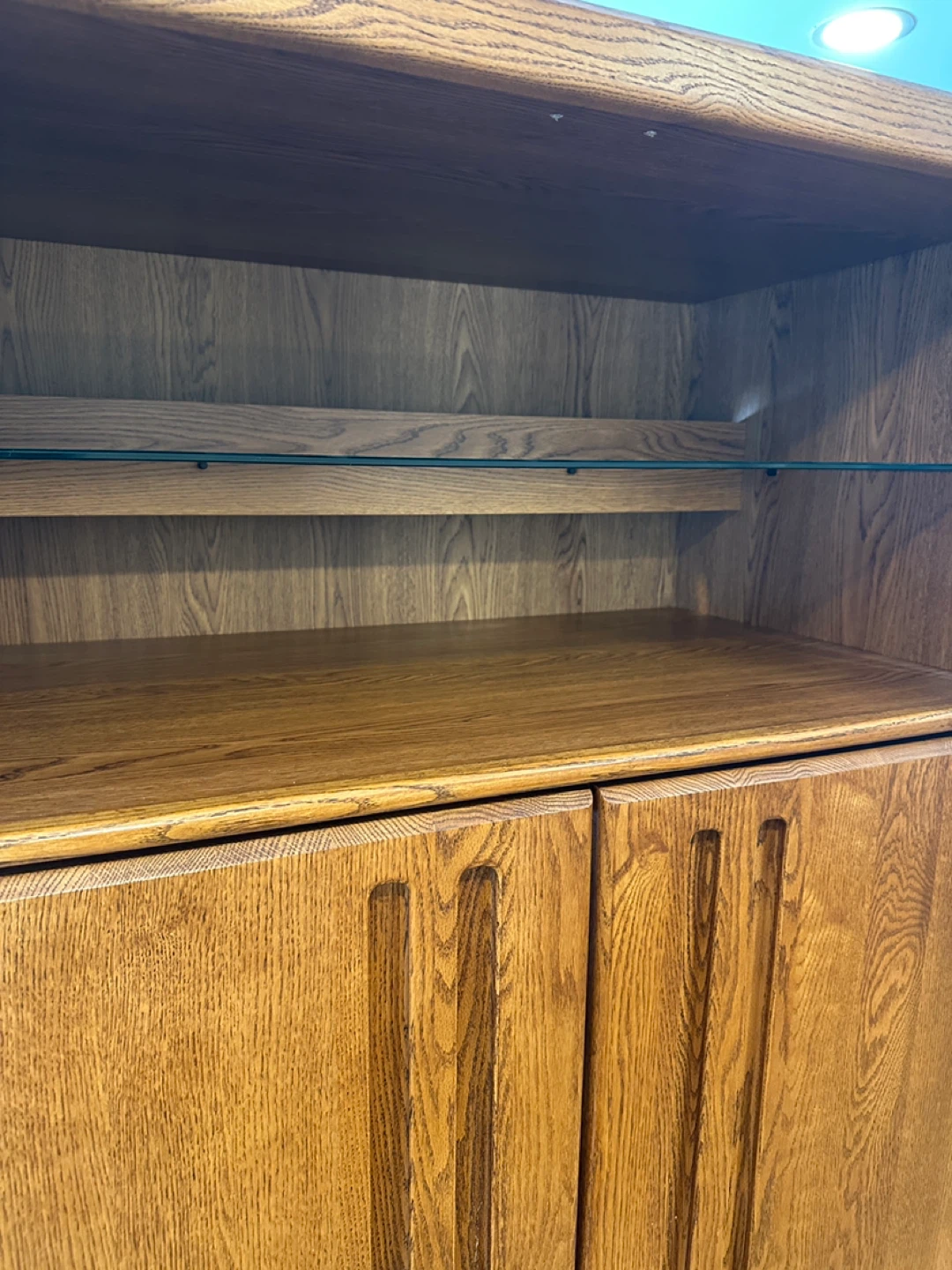 Beautiful Palliser Oak Display / Storage Cabinet (CAN DELIVER) - photo 4