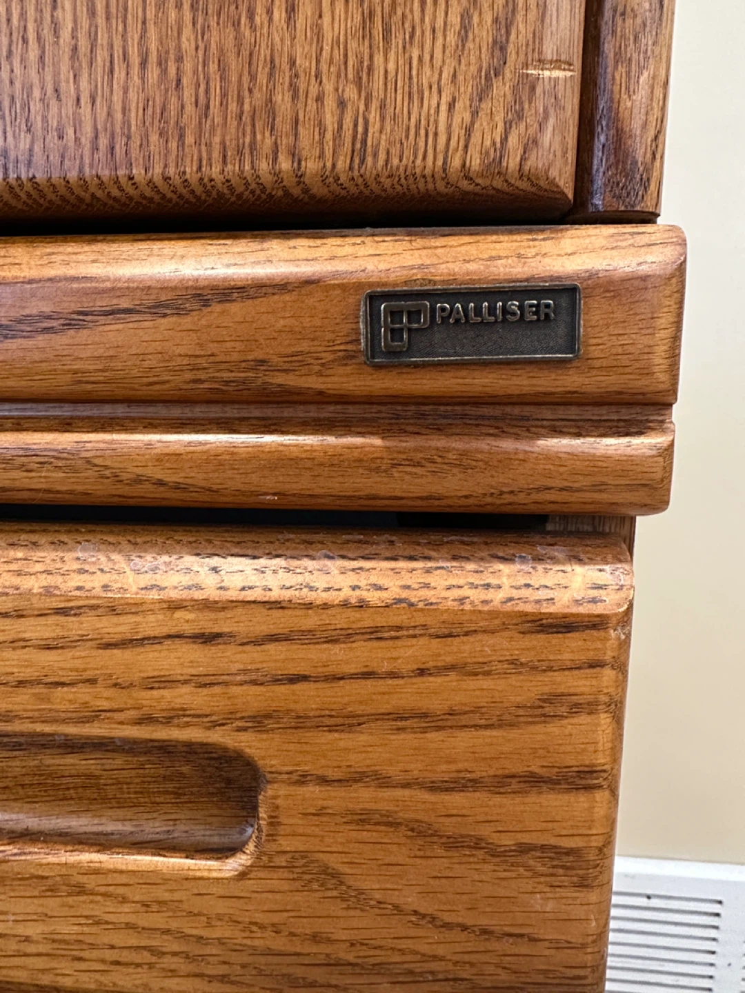 Beautiful Palliser Oak Display / Storage Cabinet (CAN DELIVER) - photo 3