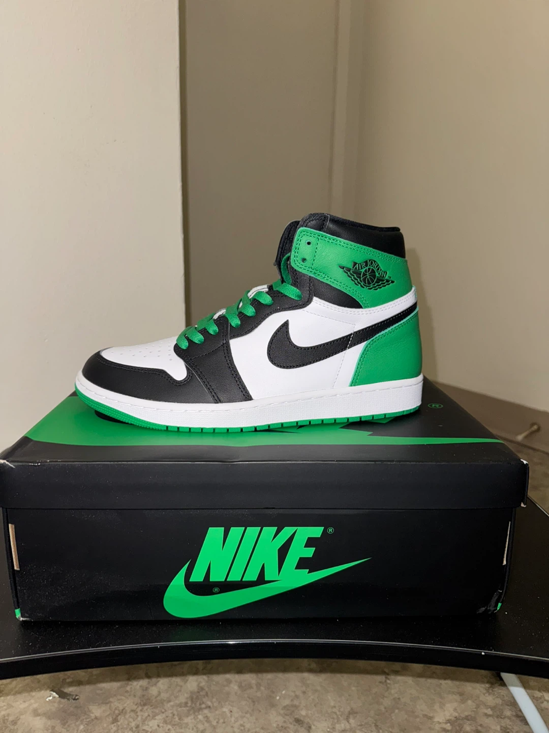 Nike Air Jordan 1 Retro High OG "Lucky Green" Size 9.5 - photo 3