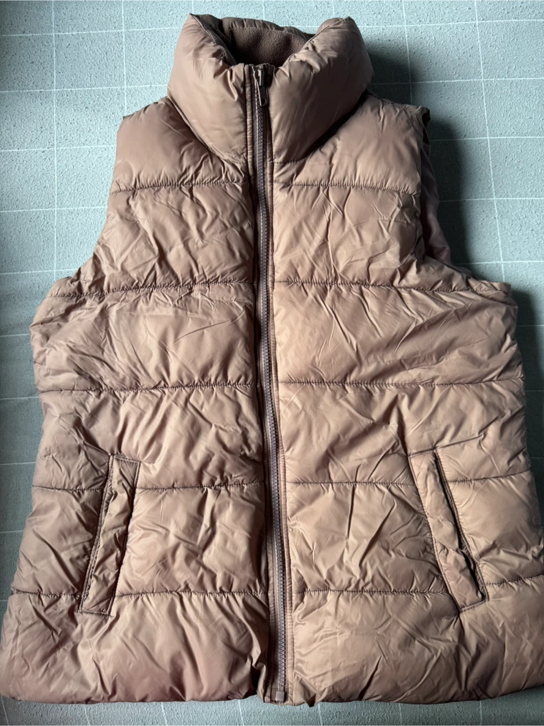 Old Navy Puffer Vest - Size M - photo 3