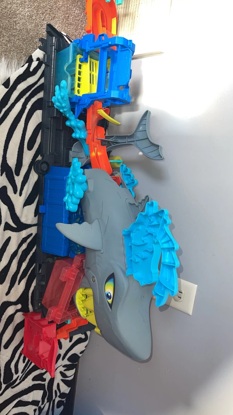 Hot Wheels City Ultra Lava Auto Car Wash Shark Attack Playset - photo 2