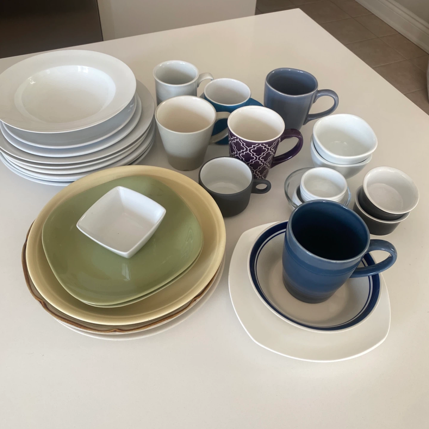 32 Piece Dish’s and Mugs Assortment