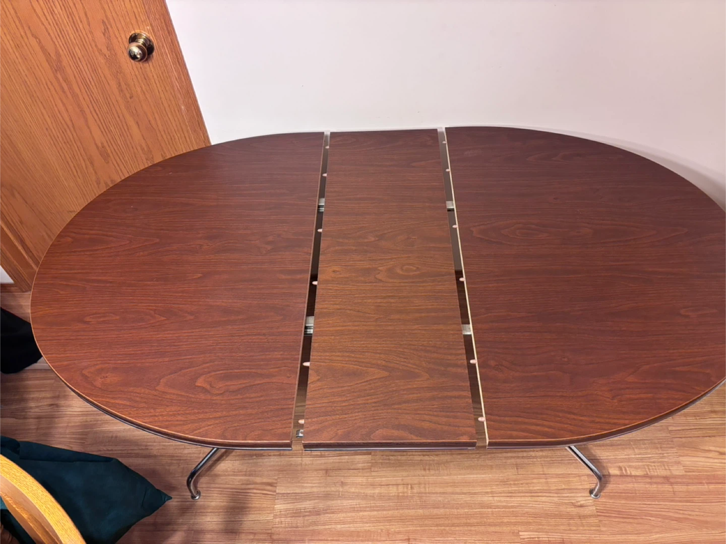 Arborite table with steel legs and 6 chairs - photo 3