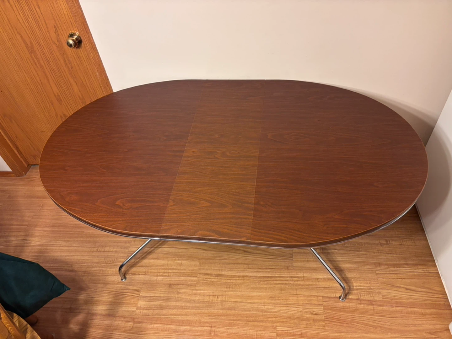 Arborite table with steel legs and 6 chairs - photo 2