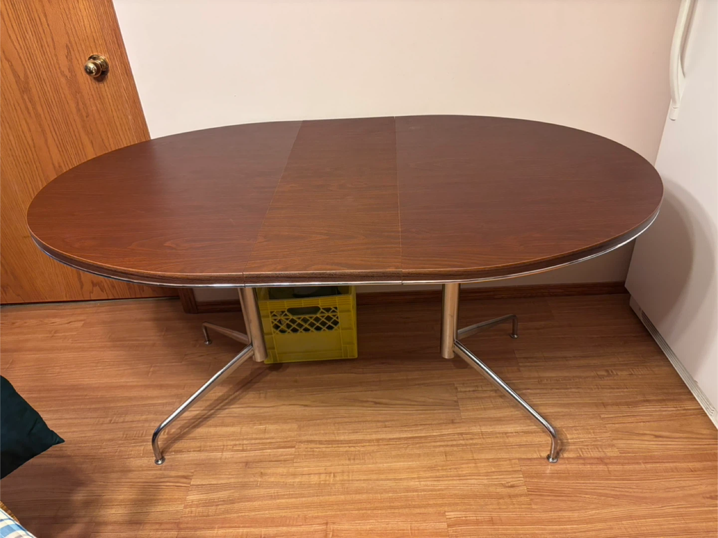 Arborite table with steel legs and 6 chairs