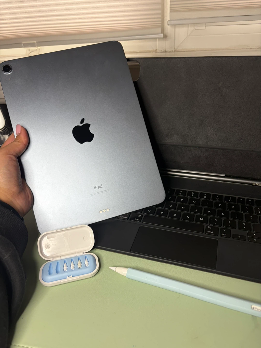 Apple iPad 10th Gen BUNDLE (magic keyboard & pencil included!!!)