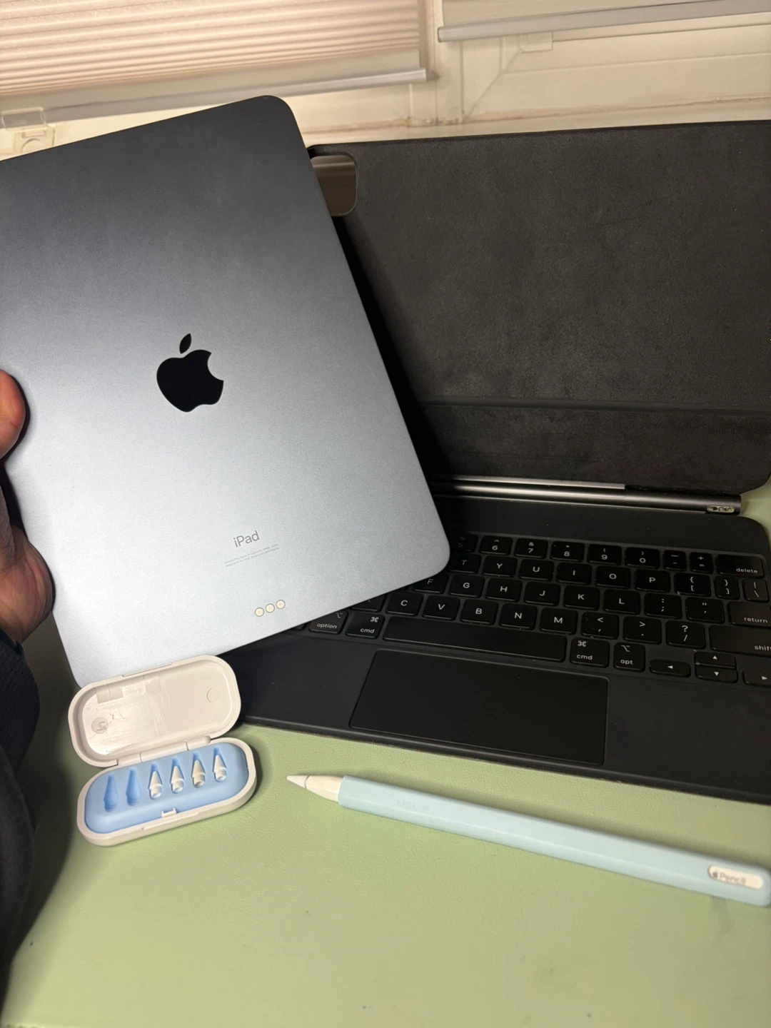 Apple iPad 10th Gen BUNDLE (magic keyboard & pencil included!!!) - photo 2
