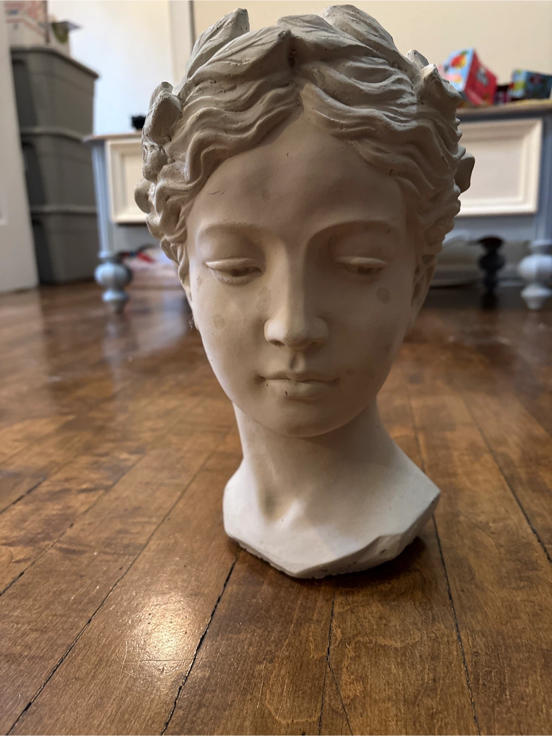 Planter Bust of a Woman with Laurel Wreath - photo 2