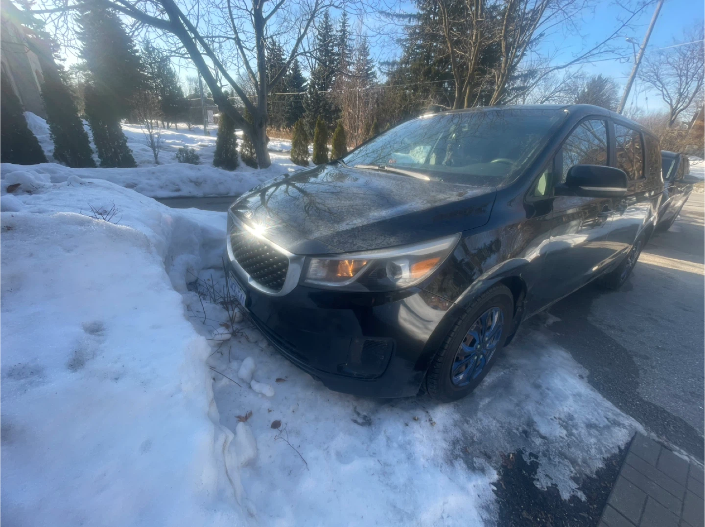 Black Kia Sedona Minivan - photo 2