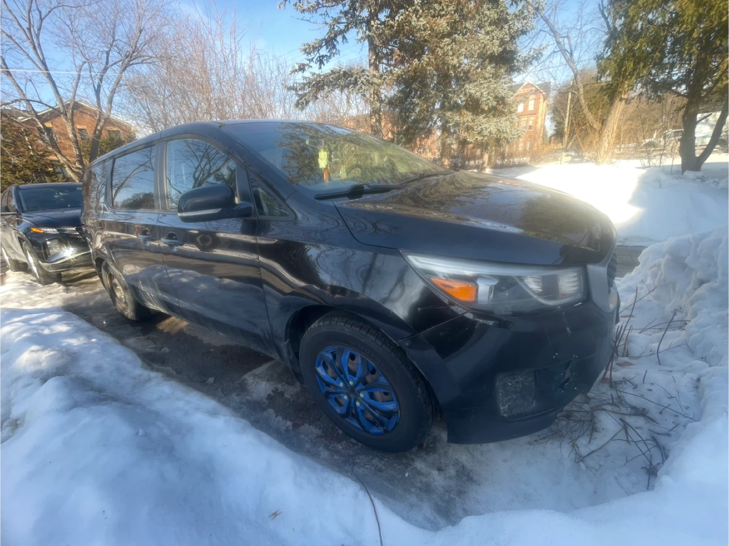 Black Kia Sedona Minivan - photo 3