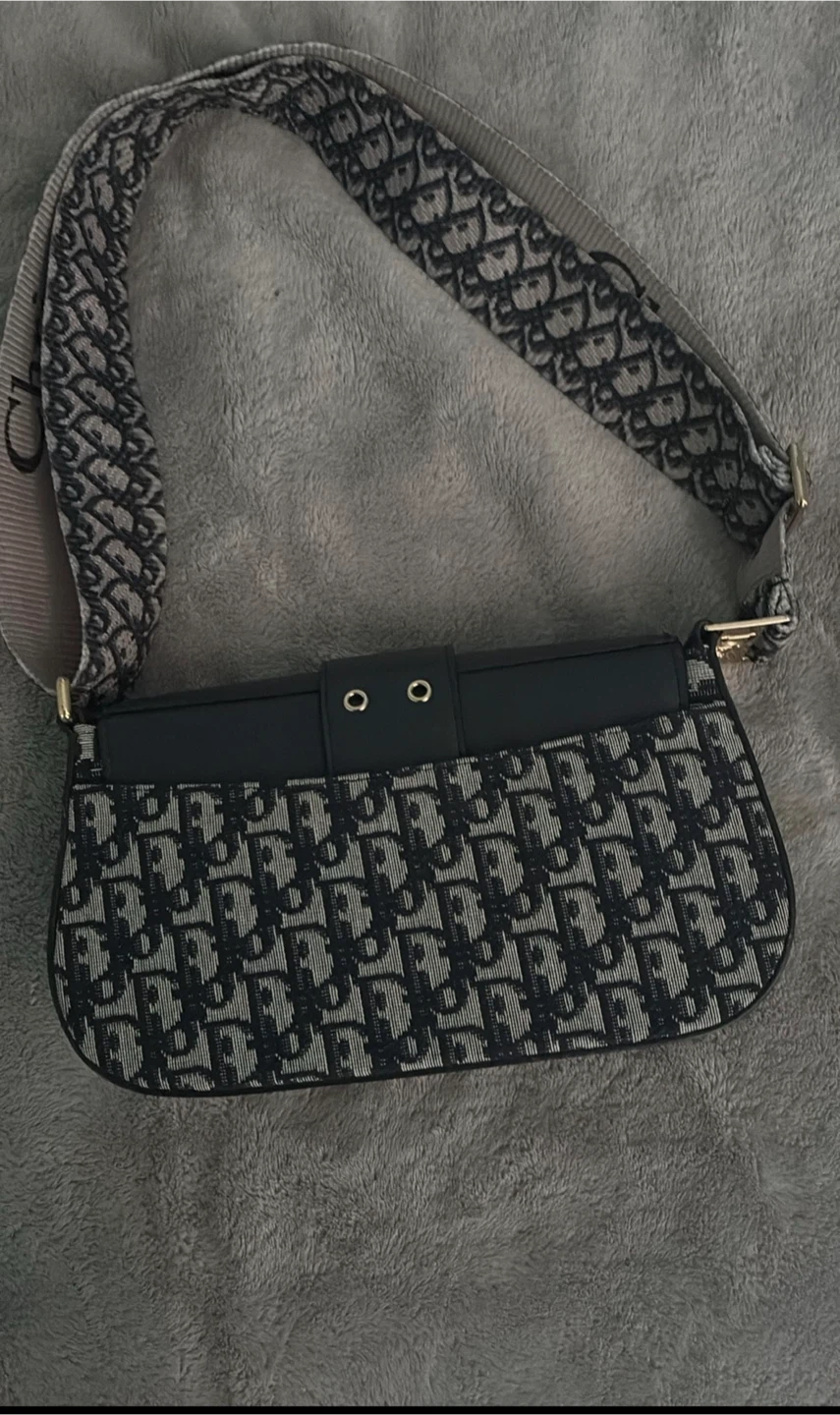 Black shoulder bag