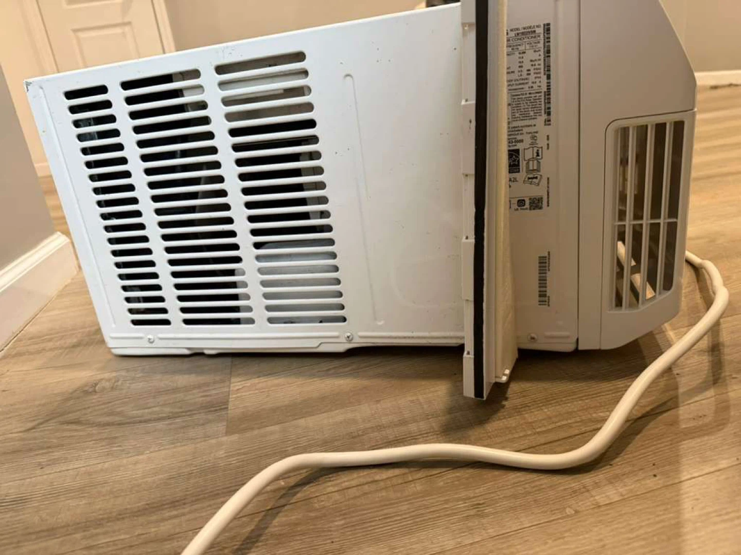 LG Window Air Conditioner with Remote - photo 3