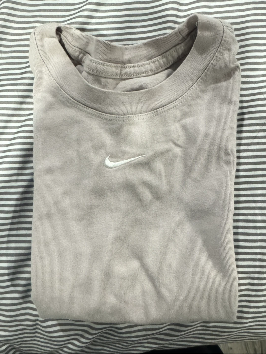 Nike The Nike Tee Loose Fit T-Shirt Small - photo 3