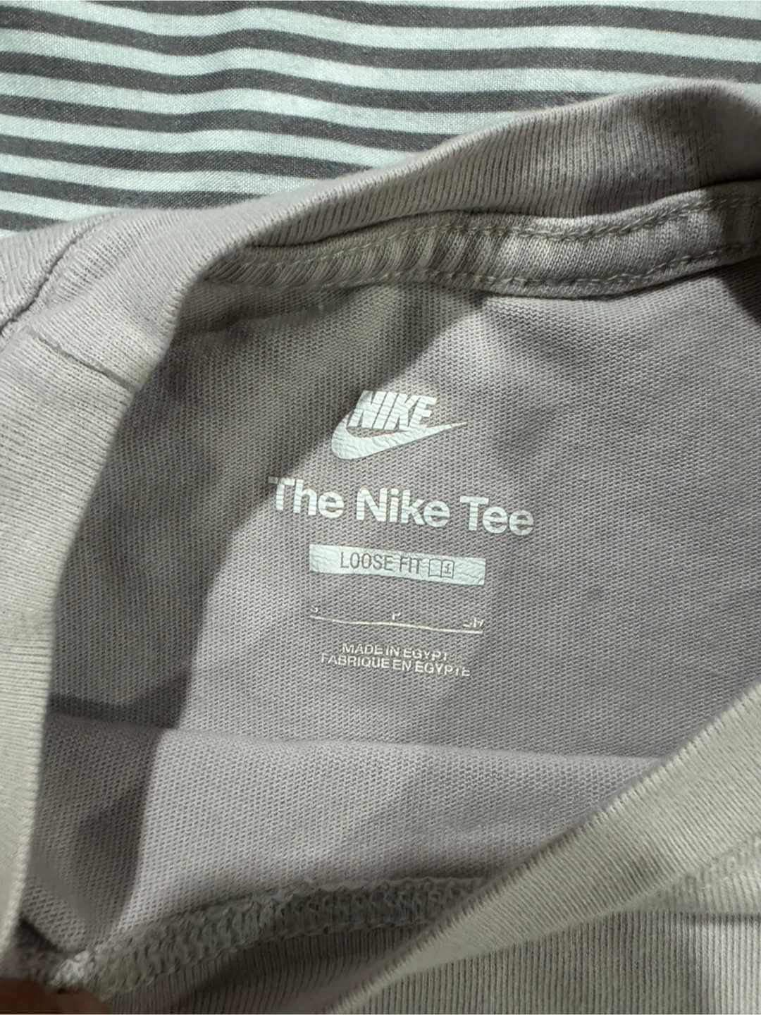 Nike The Nike Tee Loose Fit T-Shirt Small - photo 2
