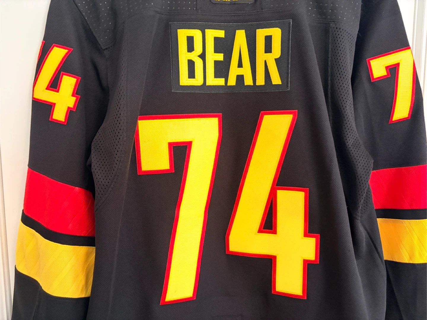 Authentic Adidas Vancouver Canucks Ethan Bear Skate Jersey 46 - photo 2