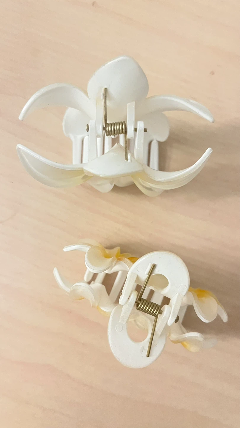 2 White Flower Hair Claw Clips - photo 2