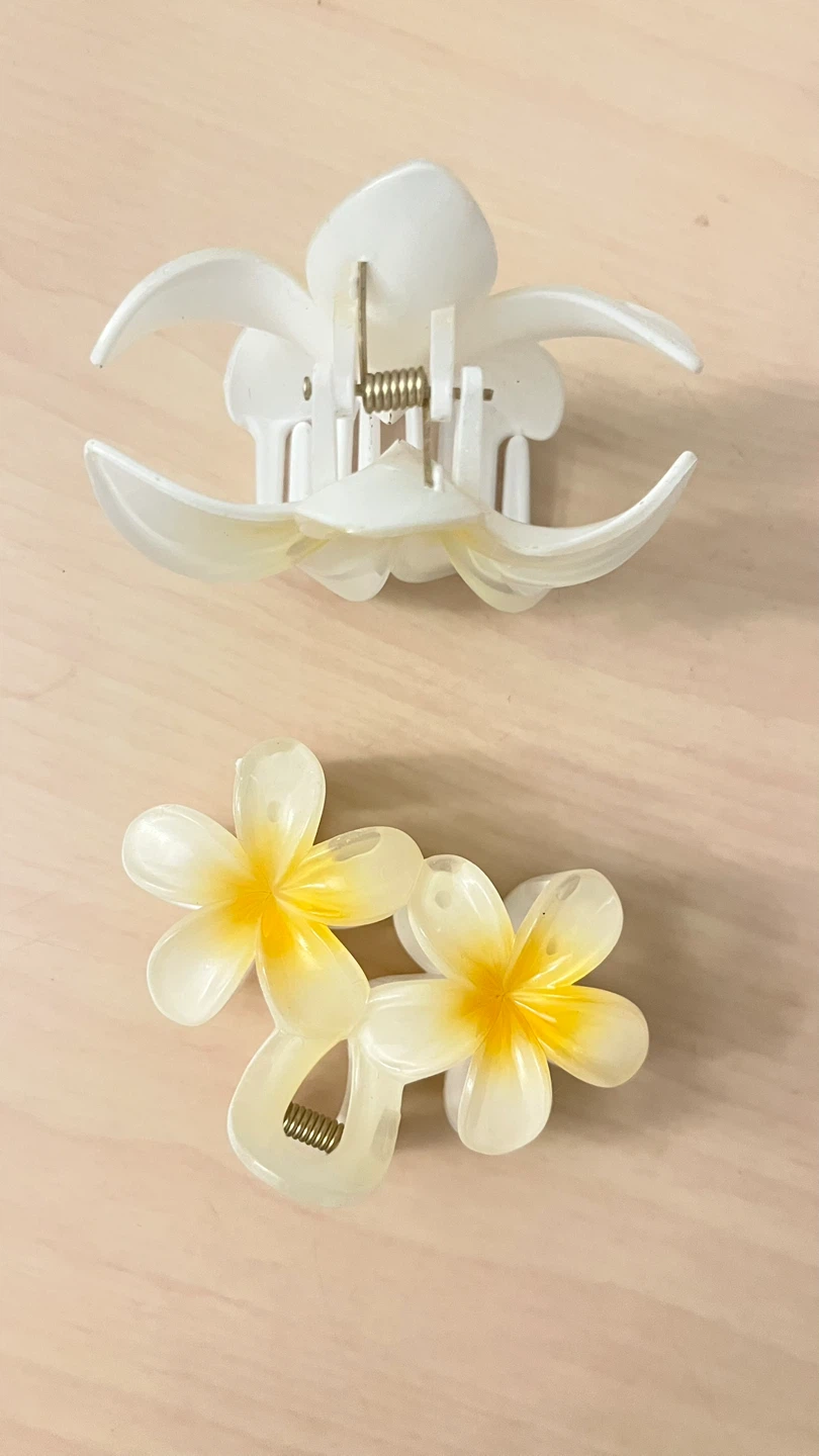 2 White Flower Hair Claw Clips - photo 3