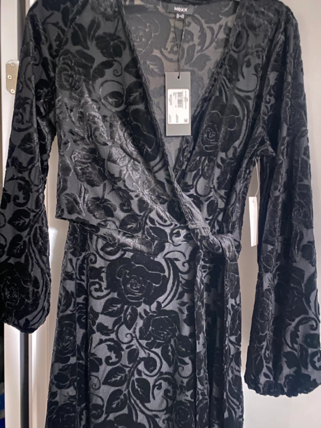 Black floral velvet wrap dress - photo 3