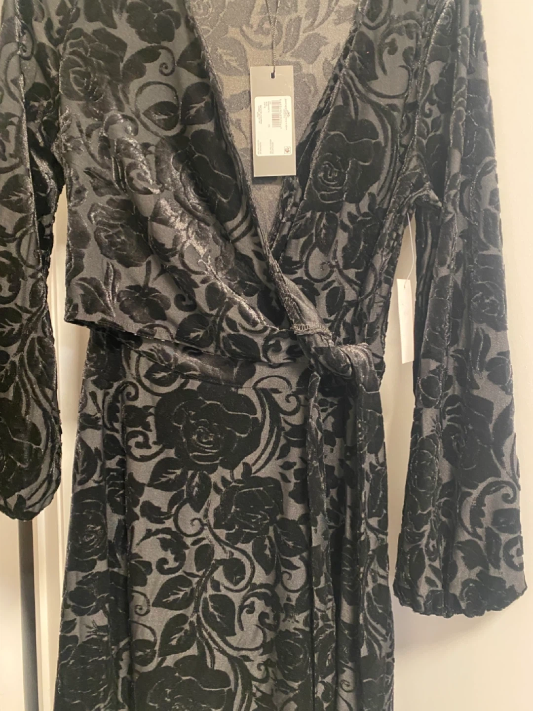 Black floral velvet wrap dress - photo 2