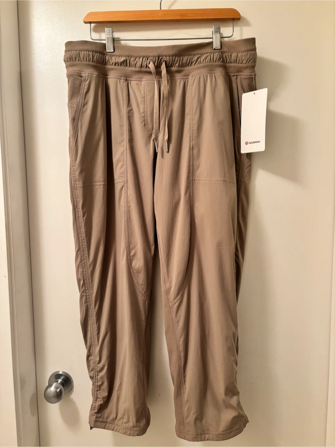 Lululemon Women's Dance Studio MR Crop / Size 12
