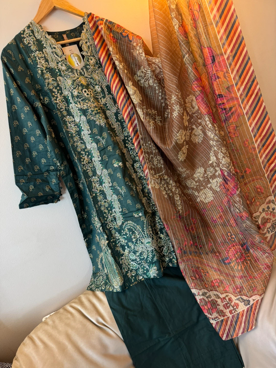 Embroidered Lawn Suit with Dupatta - photo 4