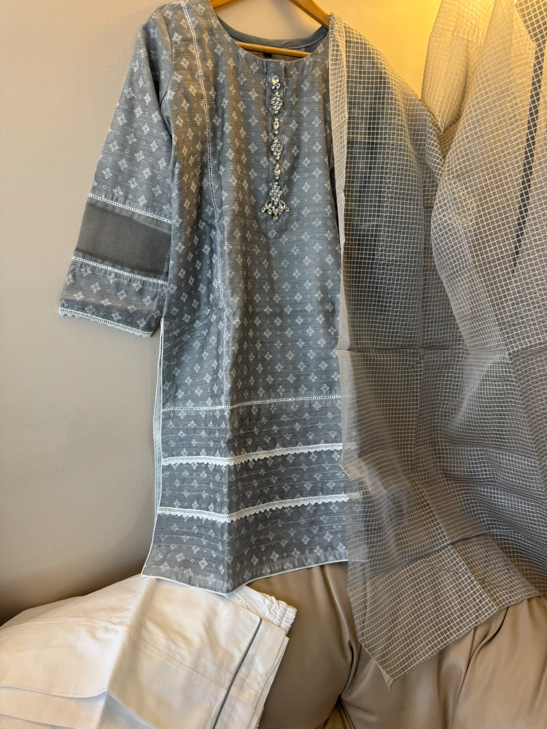Grey Printed Kurti with White Pants and Dupatta Set - photo 4