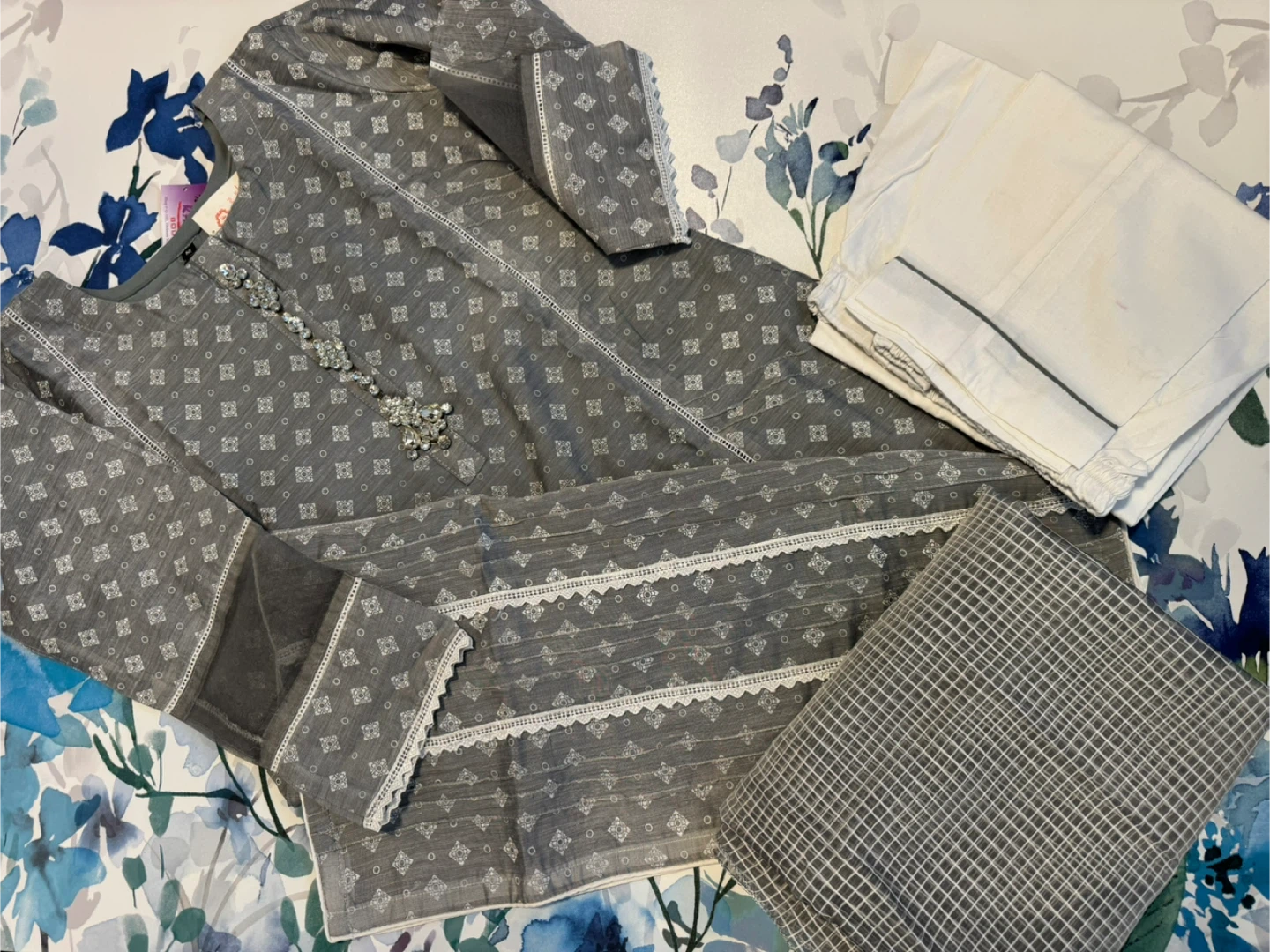 Grey Printed Kurti with White Pants and Dupatta Set - photo 2