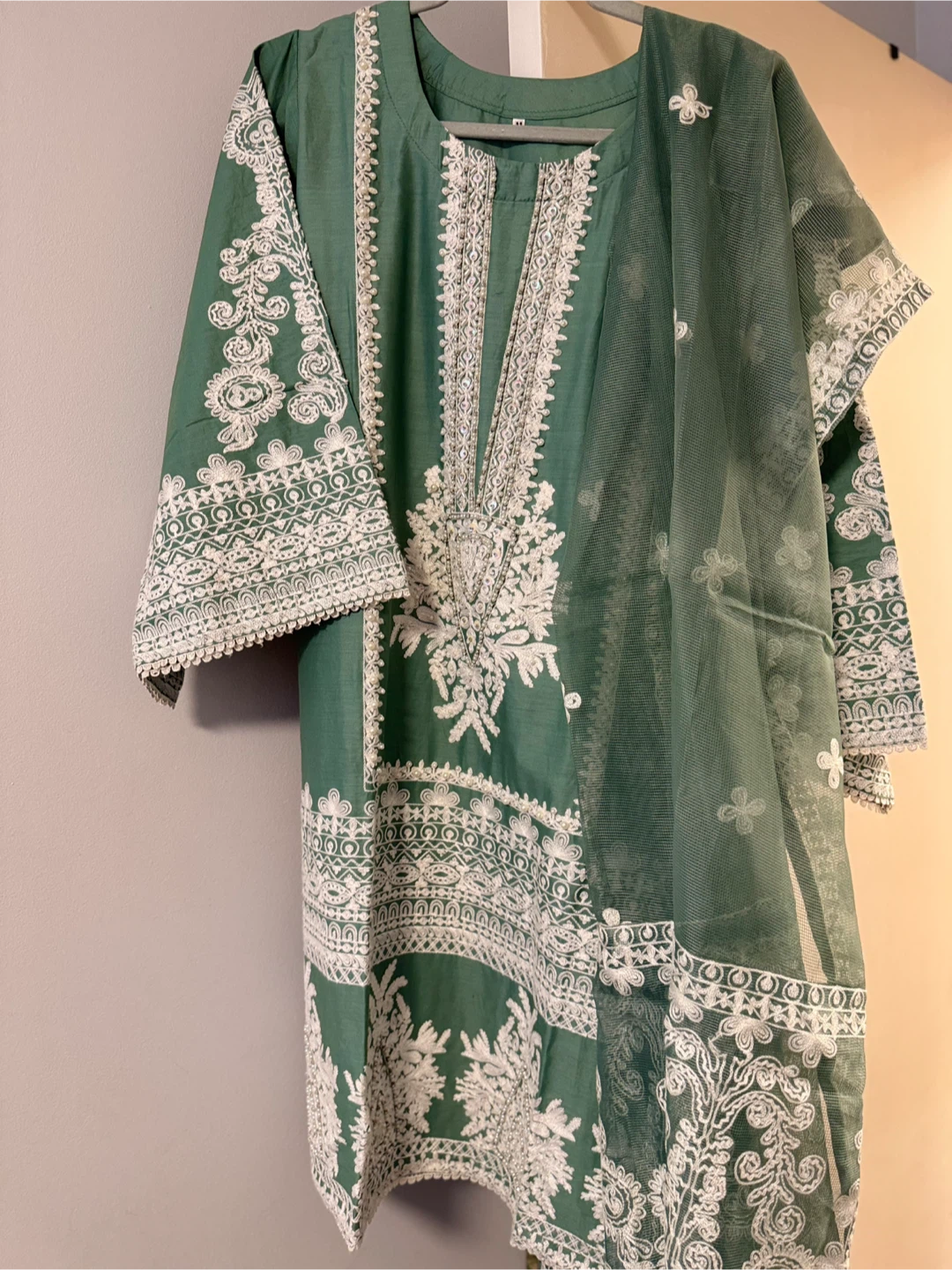 Women's Green Embroidered 3-Piece Suit with Dupatta - photo 3