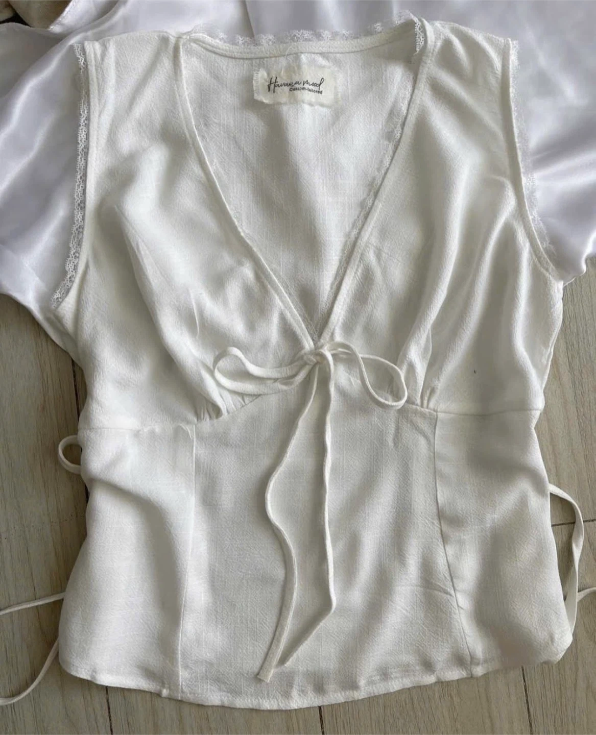 White V-neck Linen Top with Lace Detail - photo 2