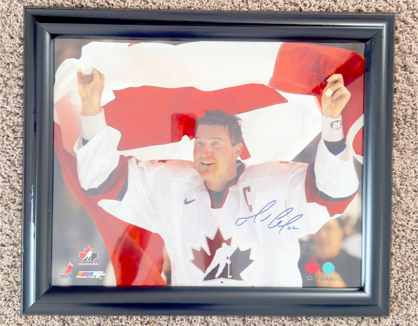 Signed authentic Photo of Mario Lemieux with Canadian Flag