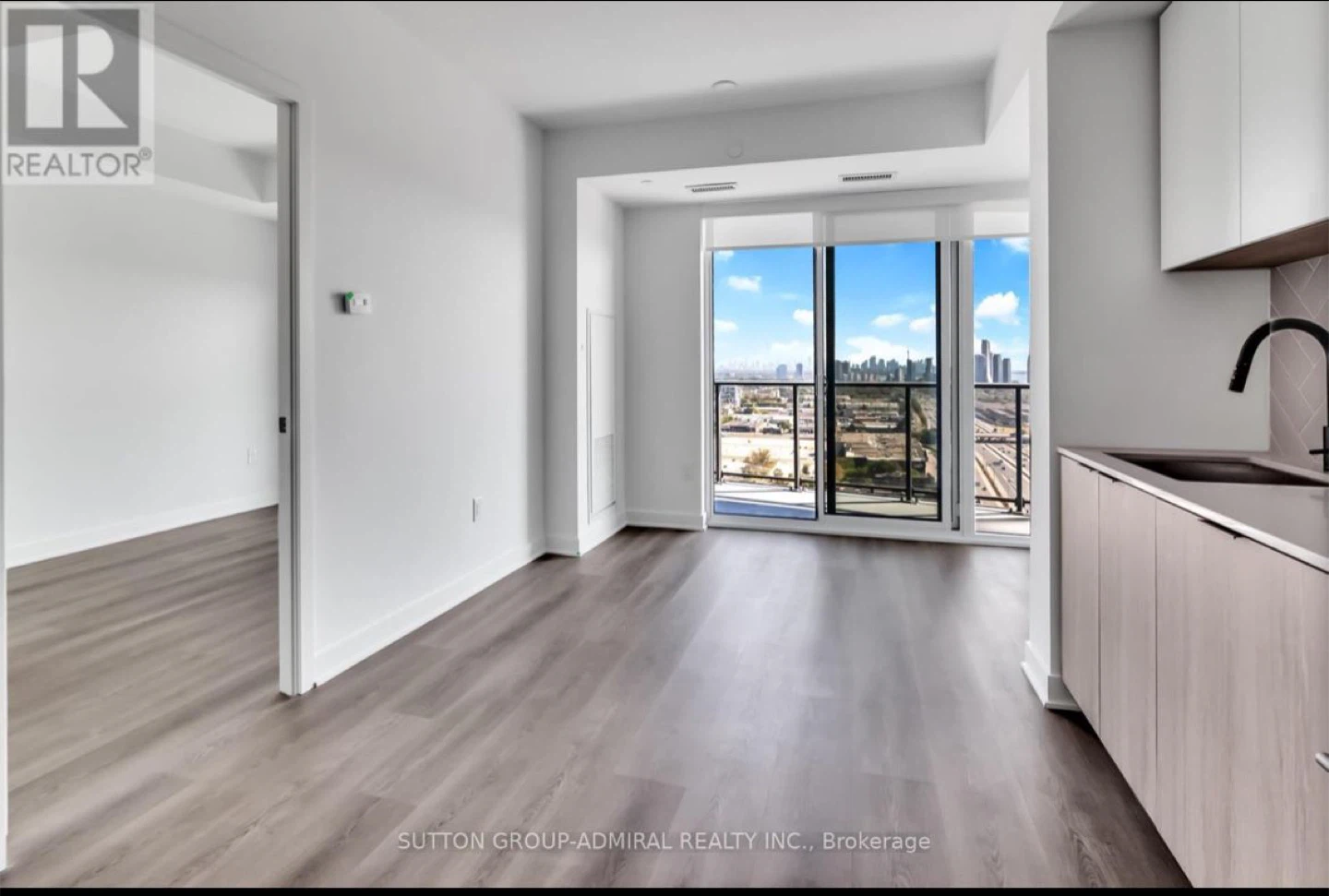 Modern Condo Unit with Balcony 2 Bed 1 Bath + Den - photo 4