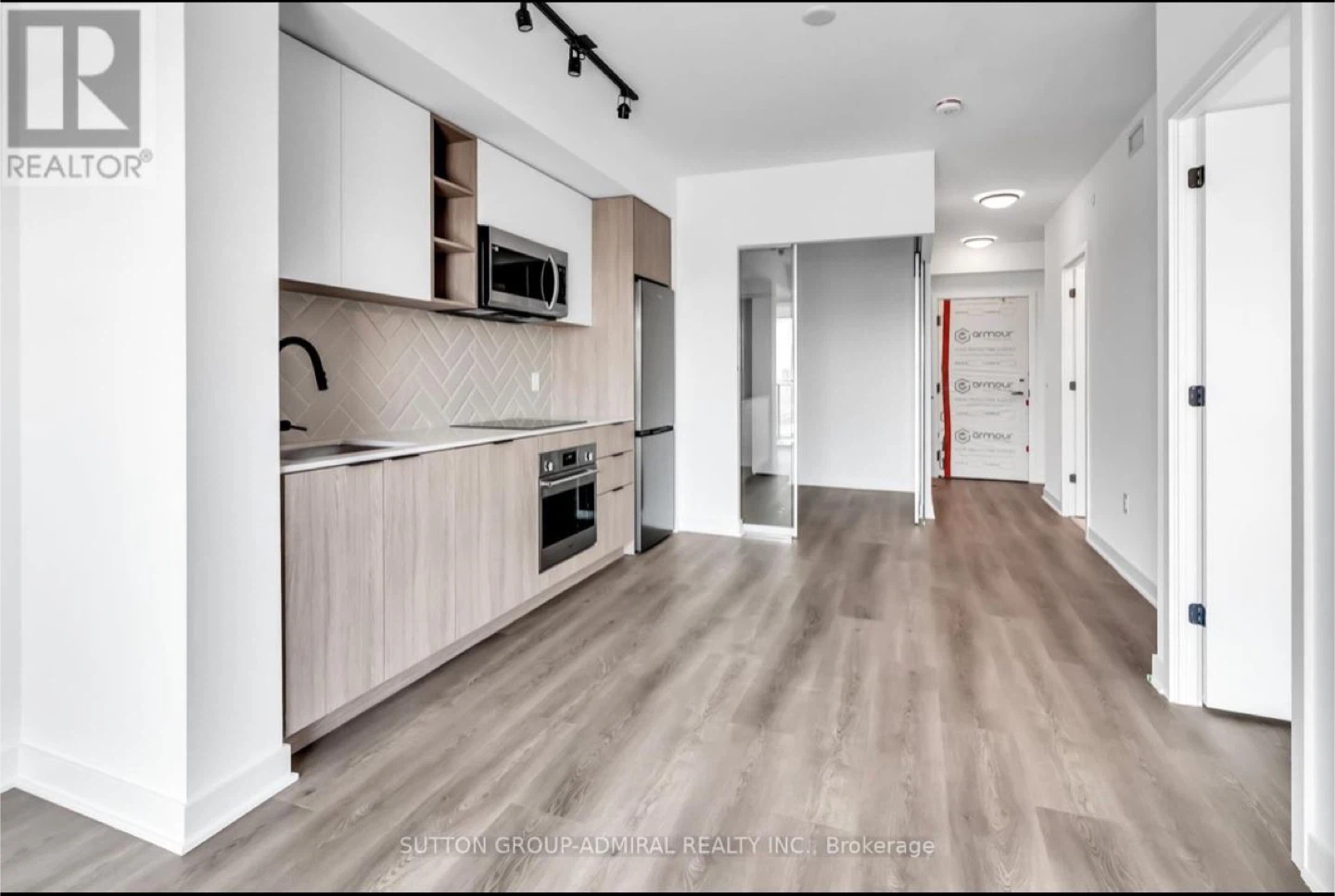 Modern Condo Unit with Balcony 2 Bed 1 Bath + Den - photo 5
