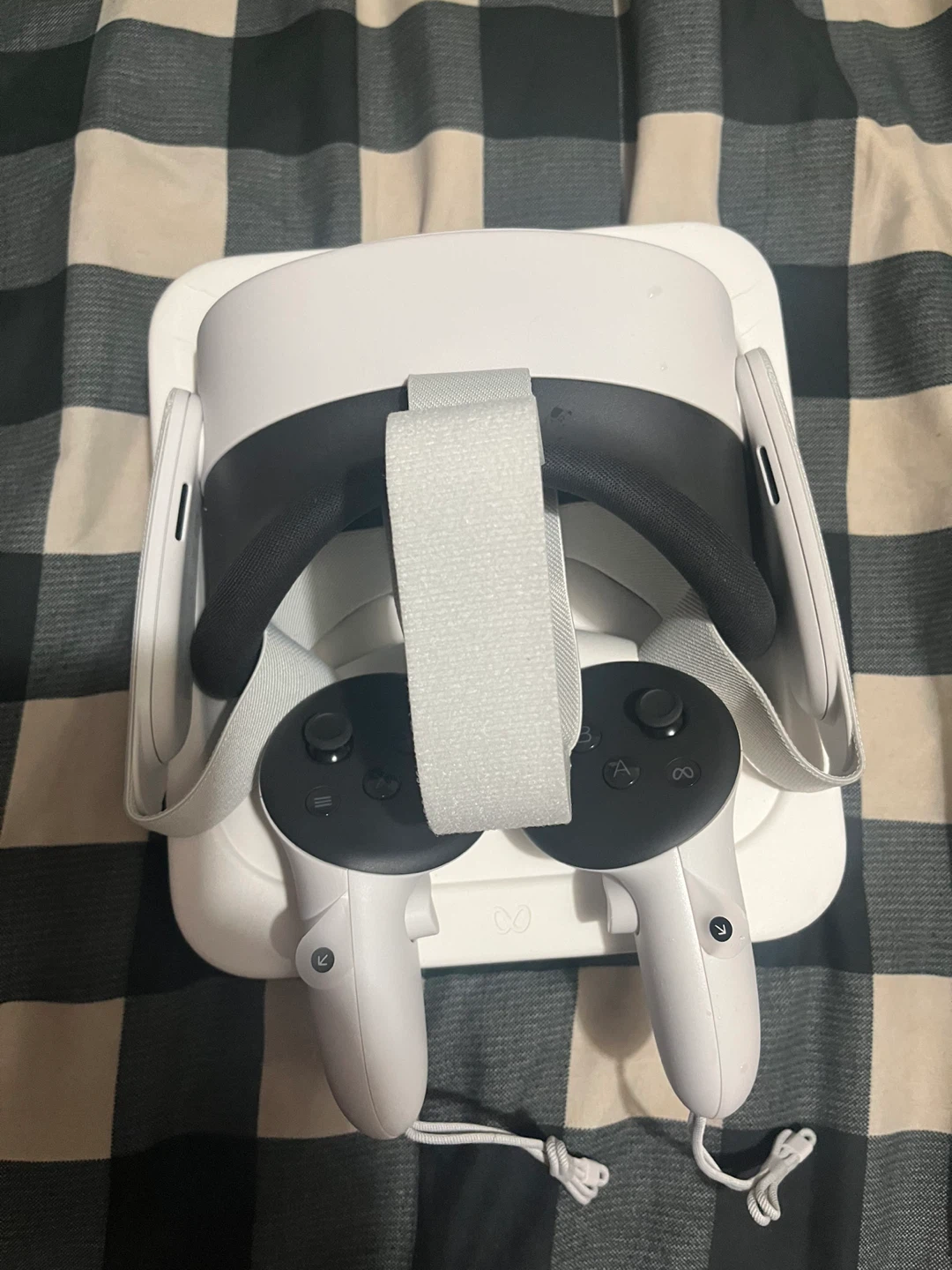 Meta Quest 3S VR Headset with Controllers and Charger - photo 3