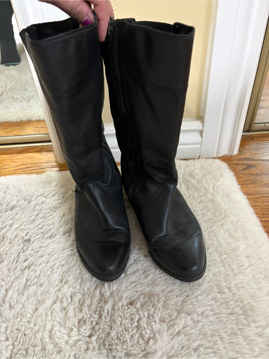 Selling a pair of women’s La Canadienne black leather boots