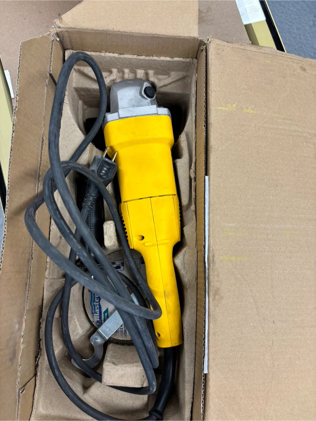 DEWALT DW831 Angle Grinder 5" (125 mm) - photo 2
