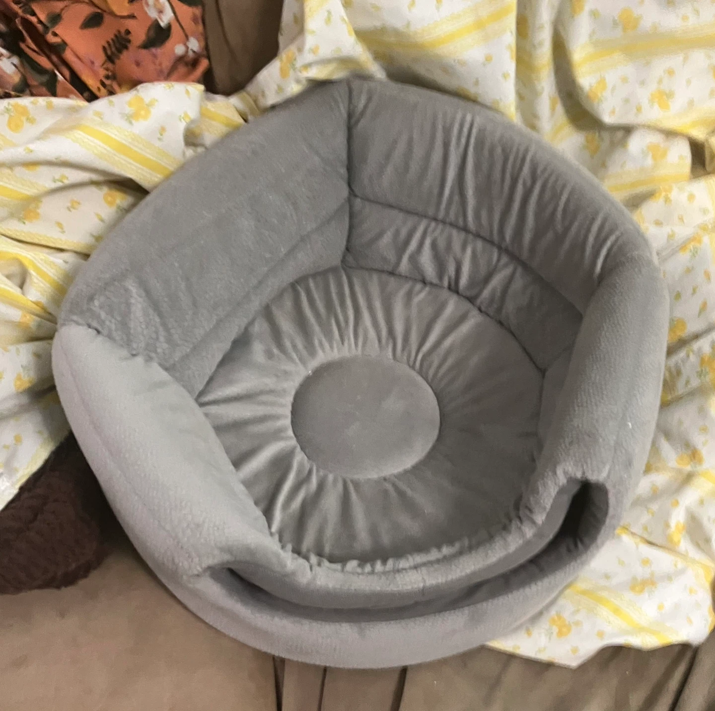 Free to a dog/cat foster - like new small convertible pet bed - photo 2