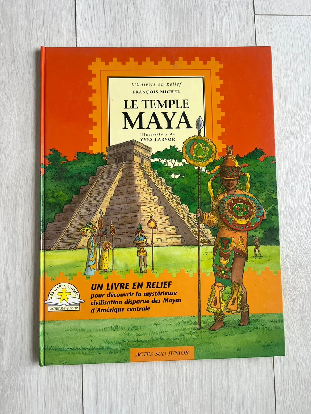 Le Temple Maya Pop-Up Book - in French