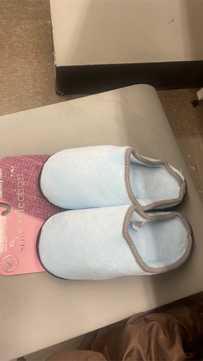 Girls slipper size 4/5 with memory foam - photo 2