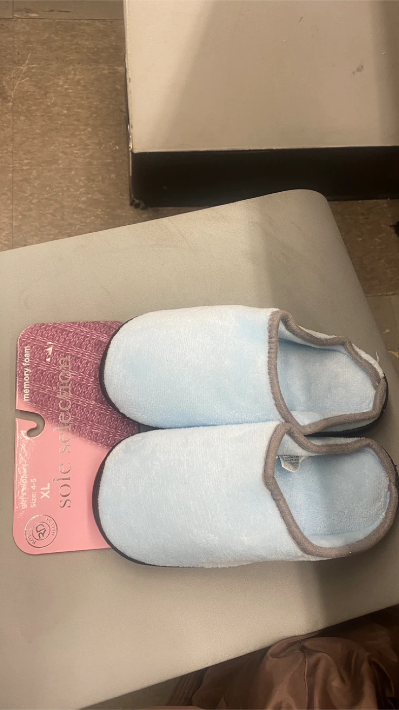 Girls slipper size 4/5 with memory foam - photo 5
