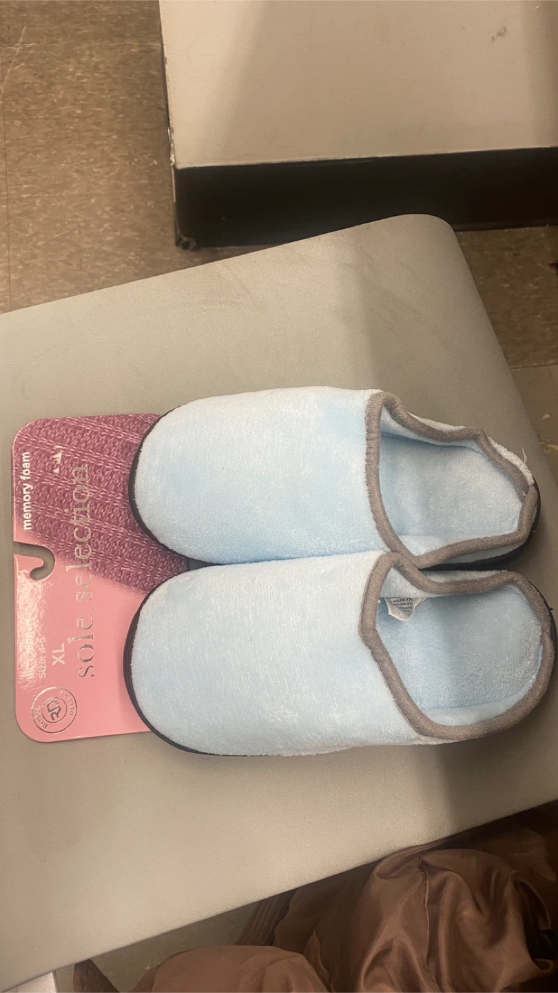 Girls slipper size 4/5 with memory foam