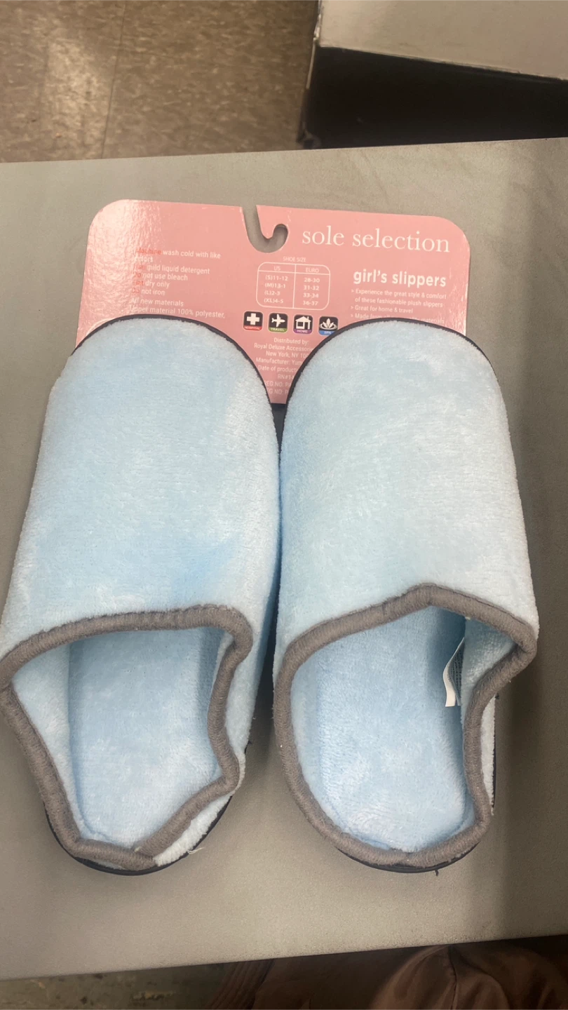 Girls slipper size 4/5 with memory foam - photo 4