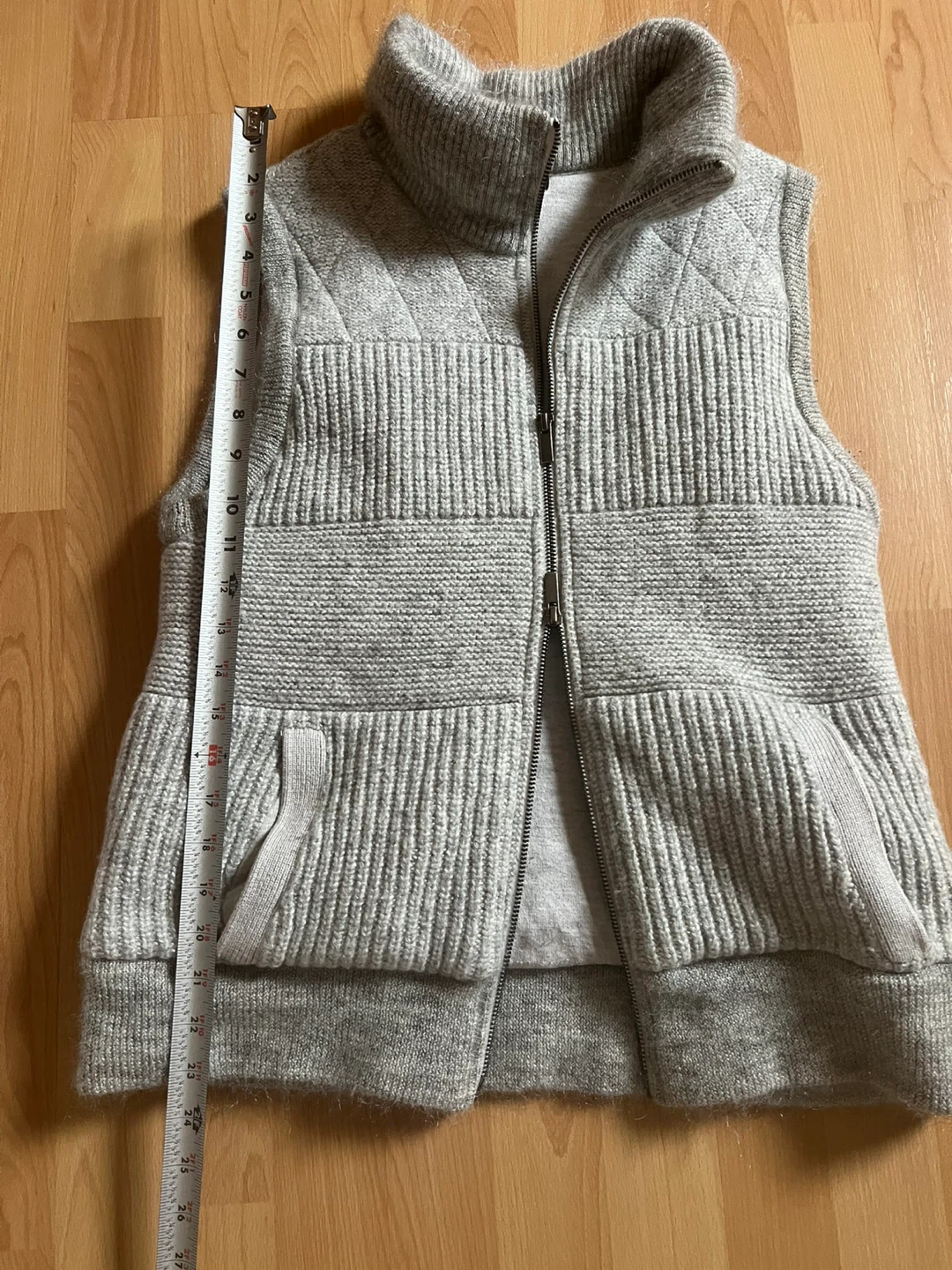 Banana Republic Gray Quilted Knit Vest - Size L - photo 2